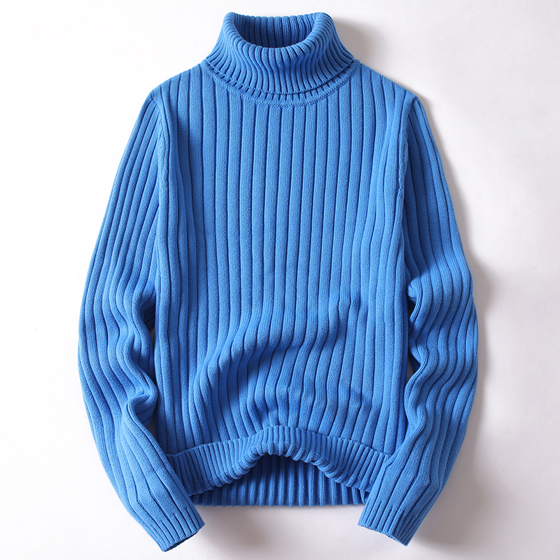 Blauer Rollkragenpullover aus Strick, geripptes Design, warme Wintermode für Damen.