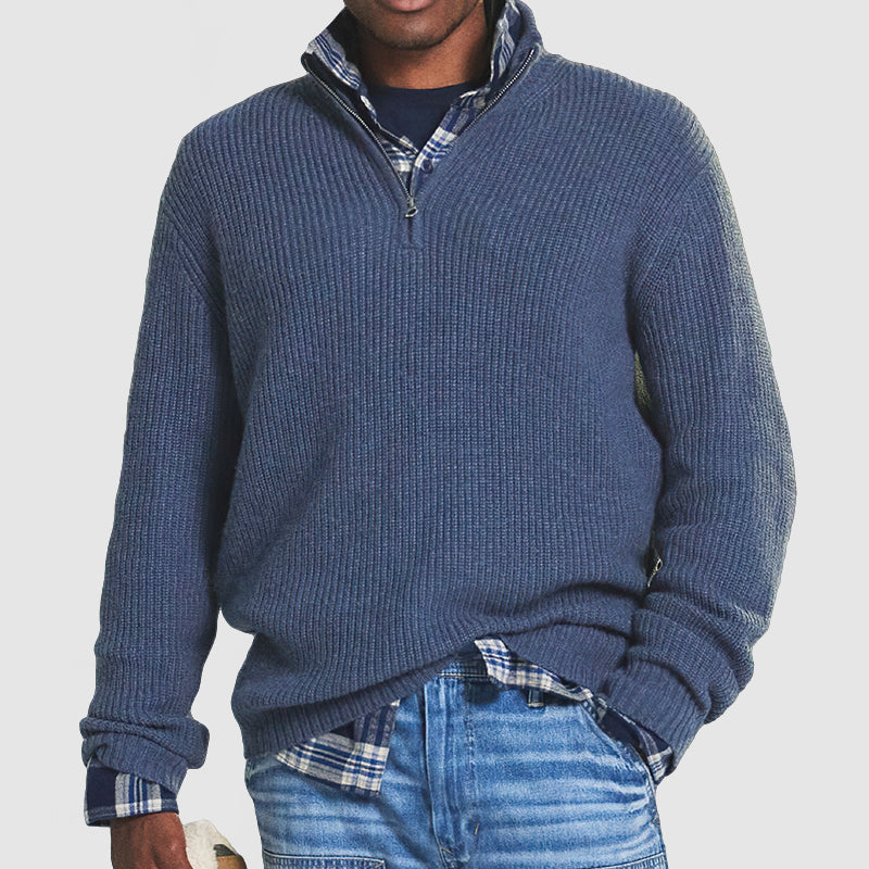 Blauer Herrenpullover mit Reißverschluss, Strick, über kariertem Hemd, lässiger Stil.