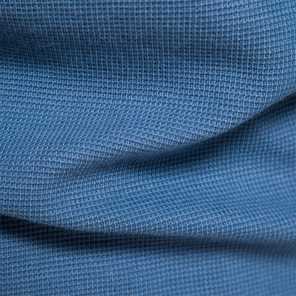 Blauer Stoff mit Waffelstruktur, Nahaufnahme, Textilmaterial, Textur, Detailansicht, Mode.