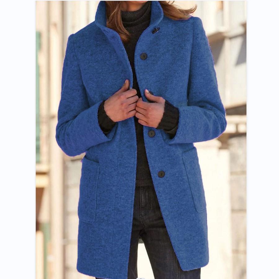 Frau in blauem Wollmantel, Herbstmode, eleganter Damenmantel, Outdoor-Bekleidung.