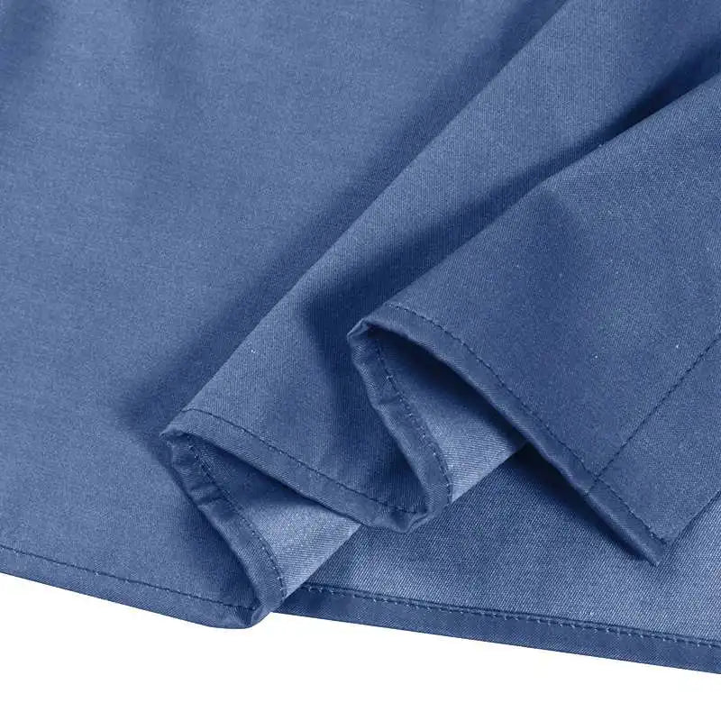 Blauer Baumwollstoff, Nahaufnahme, weiches Material, ideal für Kleidung und Heimtextilien.