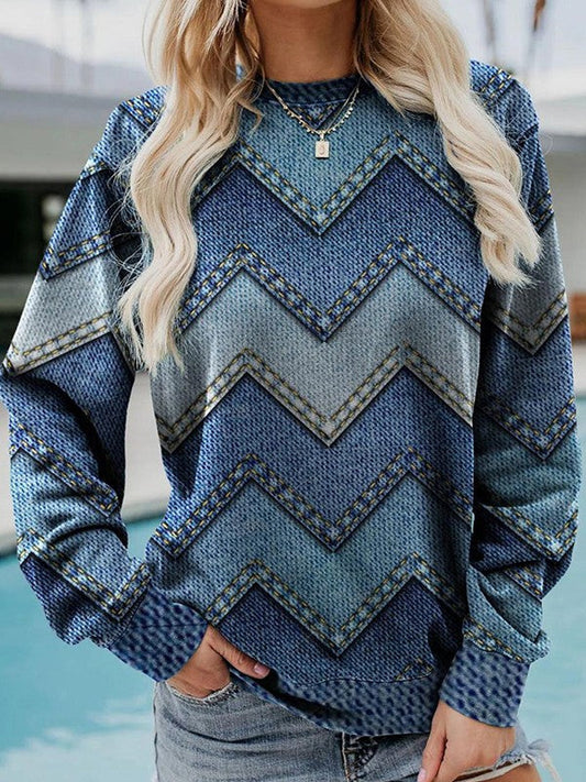 Frau in blauem Chevron-Pullover aus Denim-Muster, lässig, modisch, langärmelig.