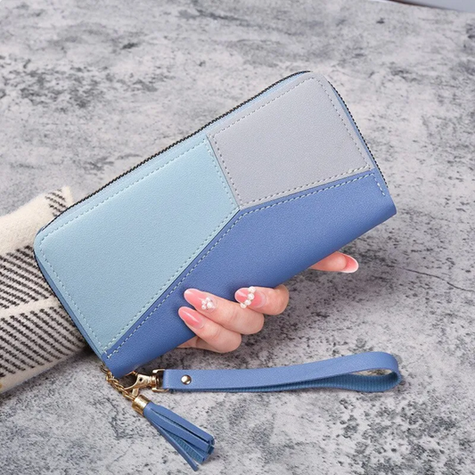 Blaue Damen-Geldbörse aus Leder mit Reißverschluss und Handschlaufe auf grauem Hintergrund.