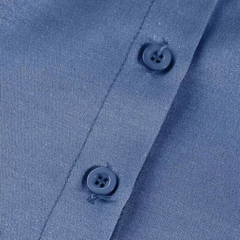Blaues Hemd aus Baumwolle mit Knopfleiste, elegantes Design, hochwertige Herrenmode.