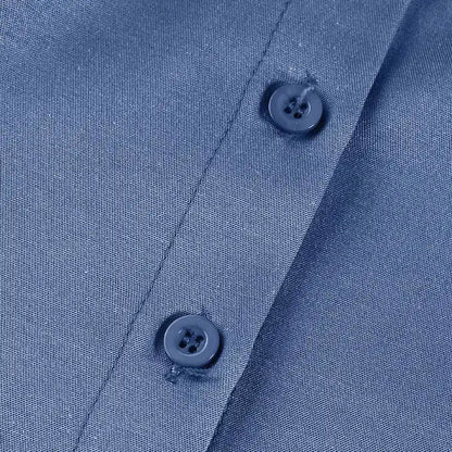 Blaues Hemd aus Baumwolle mit Knopfleiste, elegantes Design, hochwertige Herrenmode.