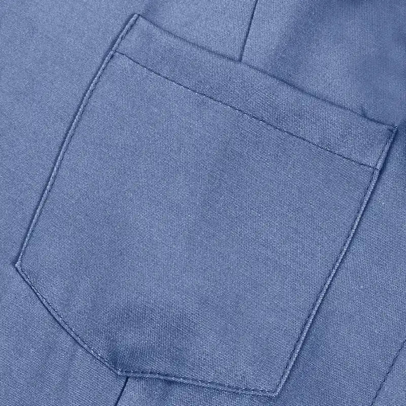 Blaue Stofftasche auf Hemd, Nahaufnahme, Baumwolle, Textur, Mode, Detailansicht.
