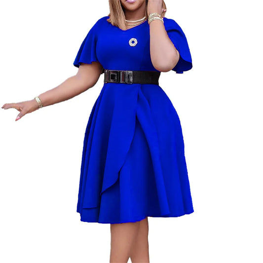 Frau in blauem Kleid mit Gürtel, elegantes Design, Abendmode, Kurzarm, knielang.