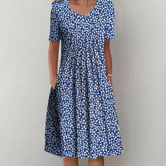 Blaues Sommerkleid mit weißem Blumenmuster, knielang, kurzärmelig, aus Baumwolle.