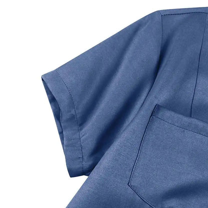 Blaues T-Shirt aus Baumwolle mit Brusttasche, kurzärmelig, lässiger Stil.