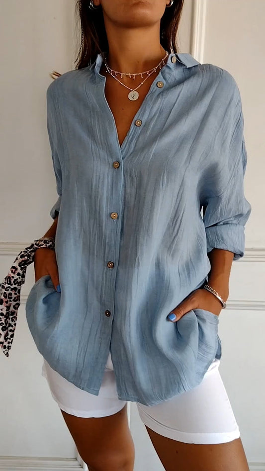 Damenbluse aus Leinen, hellblau, langärmlig, Knopfleiste, lässiger Stil, Sommermode.