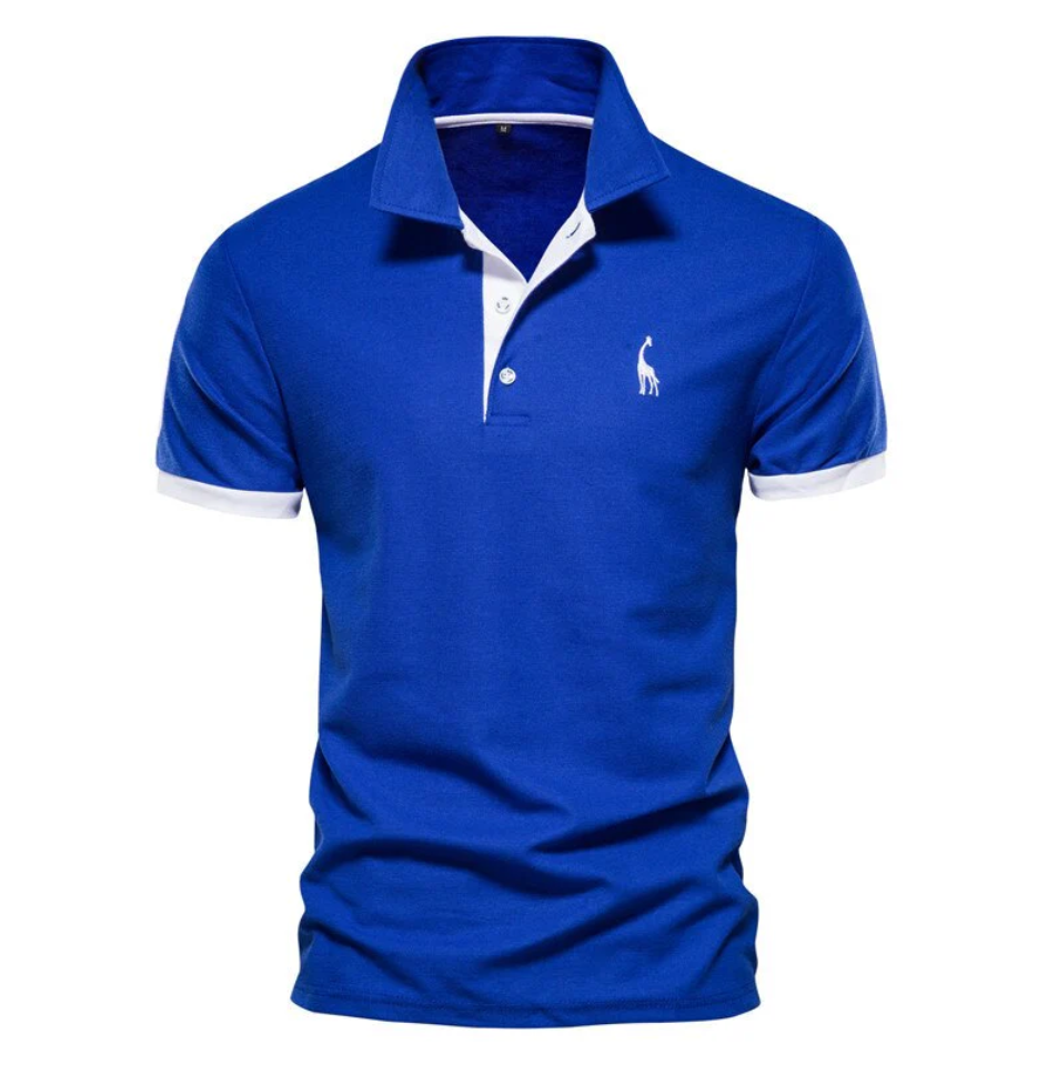 Blaues Polohemd mit weißem Kragen und Logo, Herrenmode, Baumwolle, Freizeitkleidung.