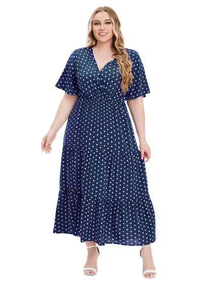 Frau im blauen gepunkteten Maxikleid, Plus-Size, Sommermode, elegante Damenbekleidung.