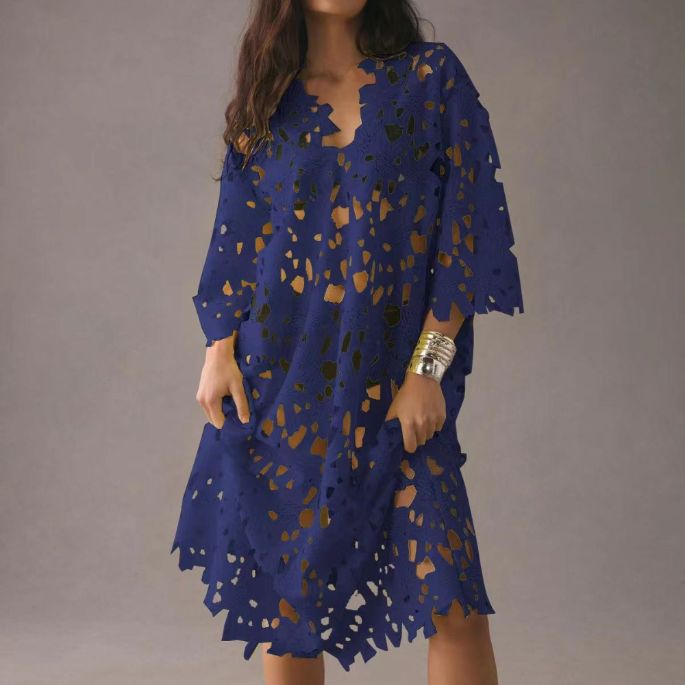 Frau in blauem Spitzenkleid, modisch, elegant, Sommermode, Damenbekleidung, Freizeitkleidung.