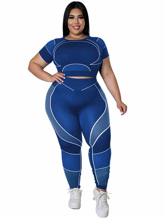 Frau in blauem Sport-Set, Leggings und Crop-Top, Plus-Size-Mode, Fitnessbekleidung.