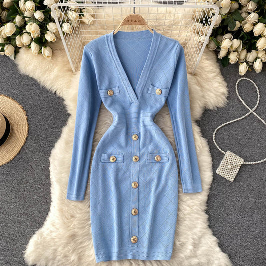 Hellblaues Strickkleid mit V-Ausschnitt, Knöpfen und Taschen, elegant und figurbetont.