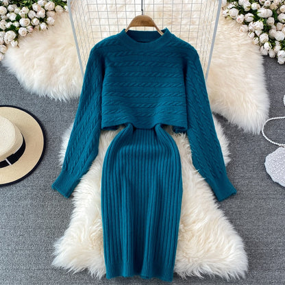 Blaues Strickkleid-Set mit Pullover, Zopfmuster, Damenmode, elegant, Herbst-Winter-Outfit.