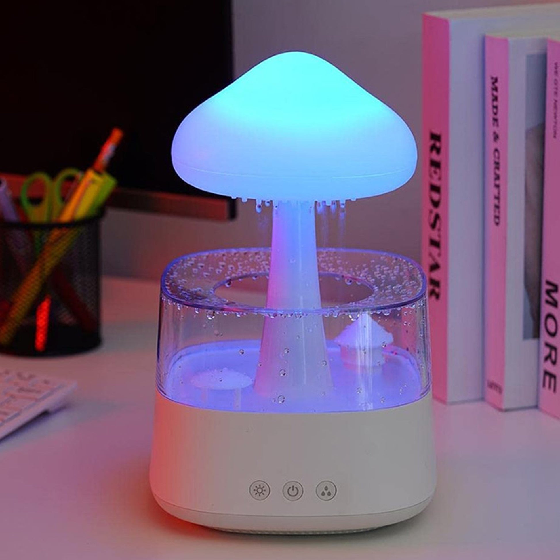 Blauer Pilz-Luftbefeuchter mit LED-Licht auf Schreibtisch, modernes Design, USB-betrieben.