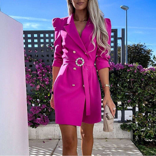 Fuchsia Blazer-Kleid mit Gürtel, Damenmode, elegantes Design, Sommeroutfit, stilvoll.