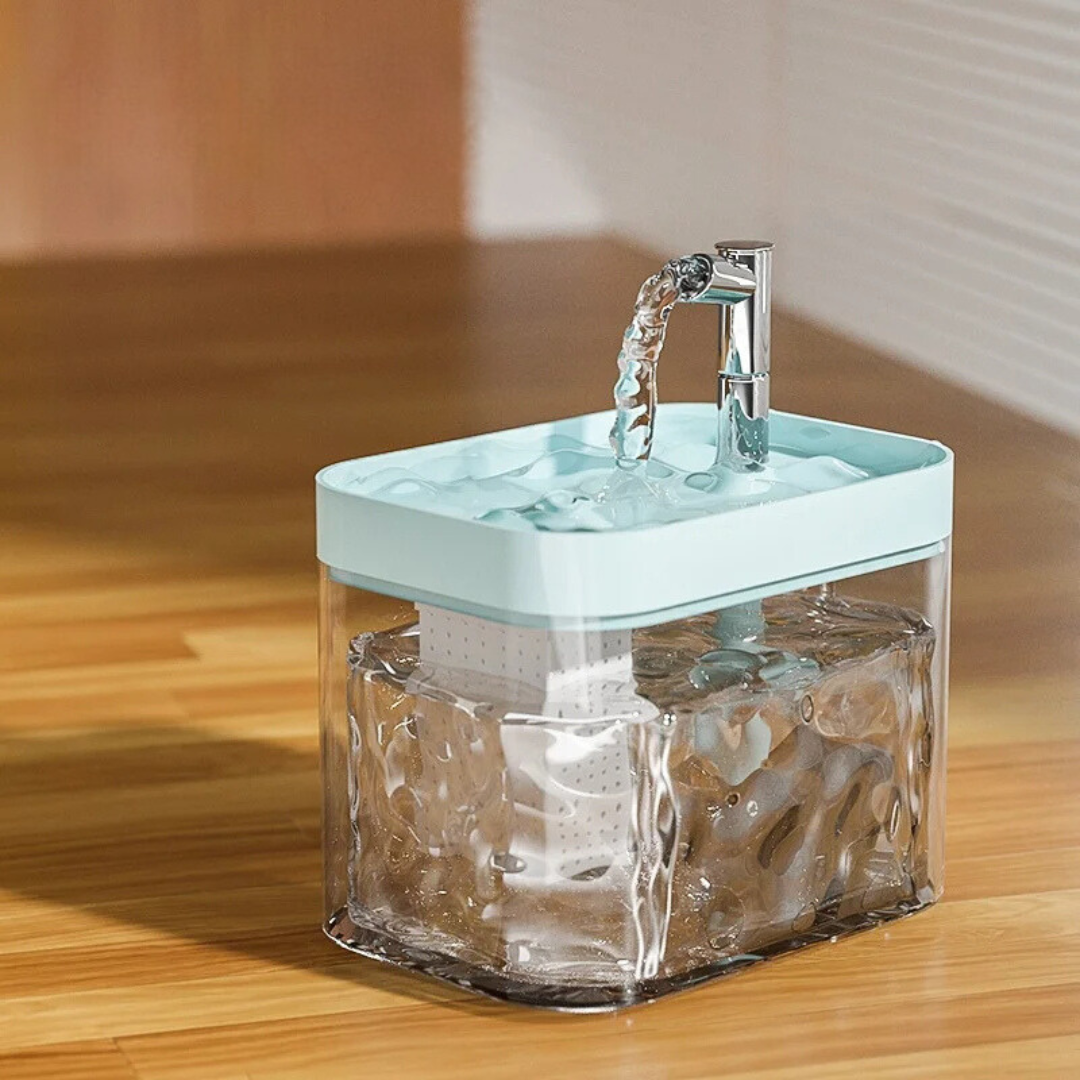 Transparenter Seifenspender mit blauem Deckel, modernem Design, ideal für Badezimmer oder Küche.