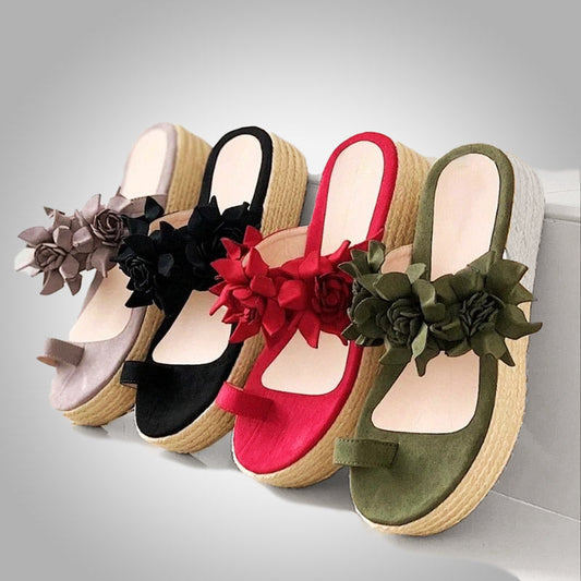 Vier Paar Damen-Sandalen mit Blumen, Plateau, in Beige, Schwarz, Rot und Grün.