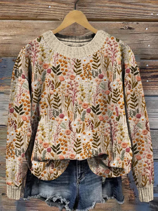 Damenpullover mit Blumenmuster, beige, Strick, Herbstmode, hängend vor Holzwand.