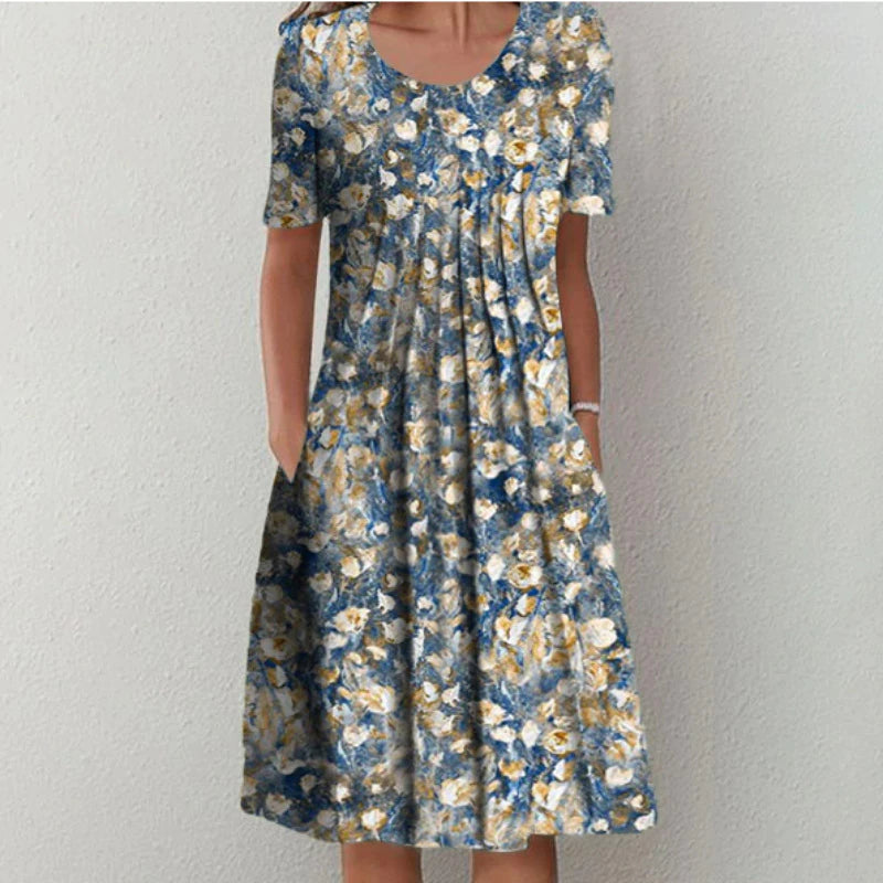 Frau in geblümtem Sommerkleid, blau-gelb, knielang, kurzärmelig, lässig, modisch.
