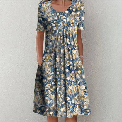 Frau in geblümtem Sommerkleid, blau-gelb, knielang, kurzärmelig, lässig, modisch.