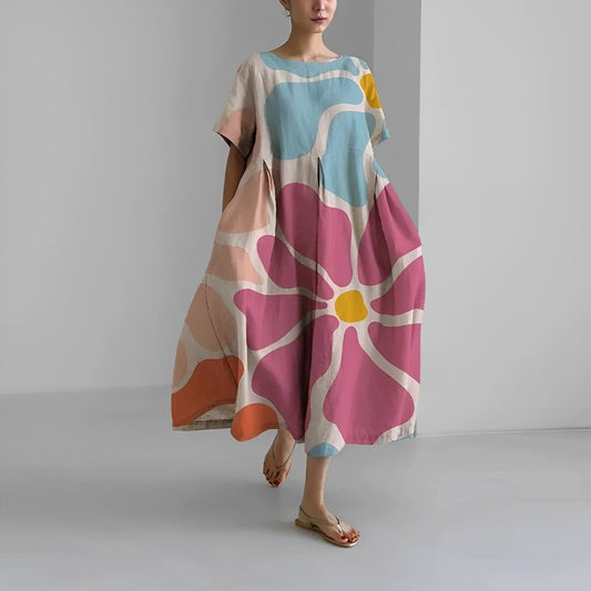 Frau in bunter, geblümter, lockerer Sommerkleid, knielang, mit kurzen Ärmeln, modisch, bequem.