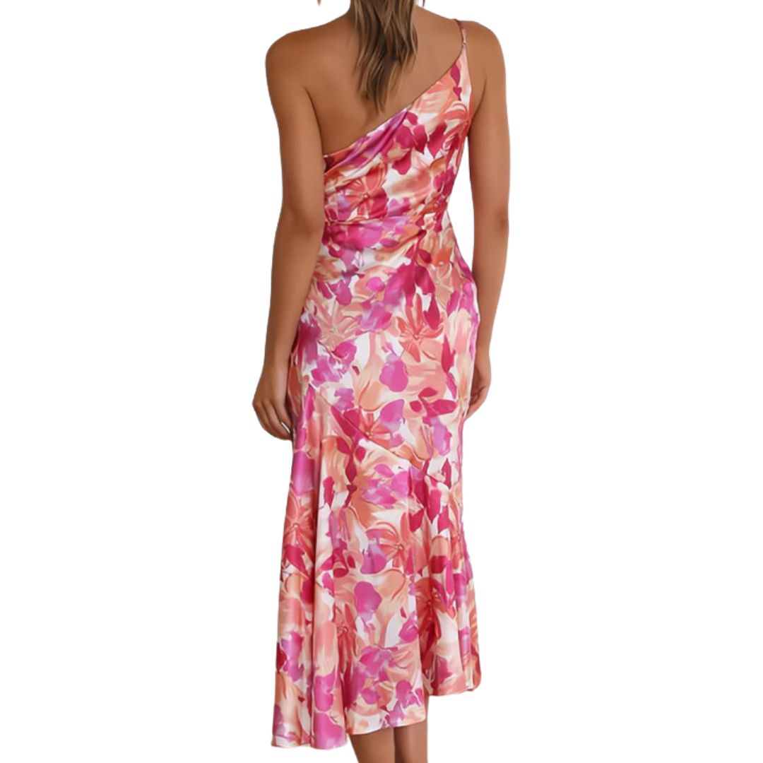 Frau in rosa, florales, schulterfreies Kleid aus Satin, Sommermode, Rückansicht.