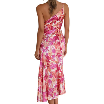 Frau in rosa, florales, schulterfreies Kleid aus Satin, Sommermode, Rückansicht.