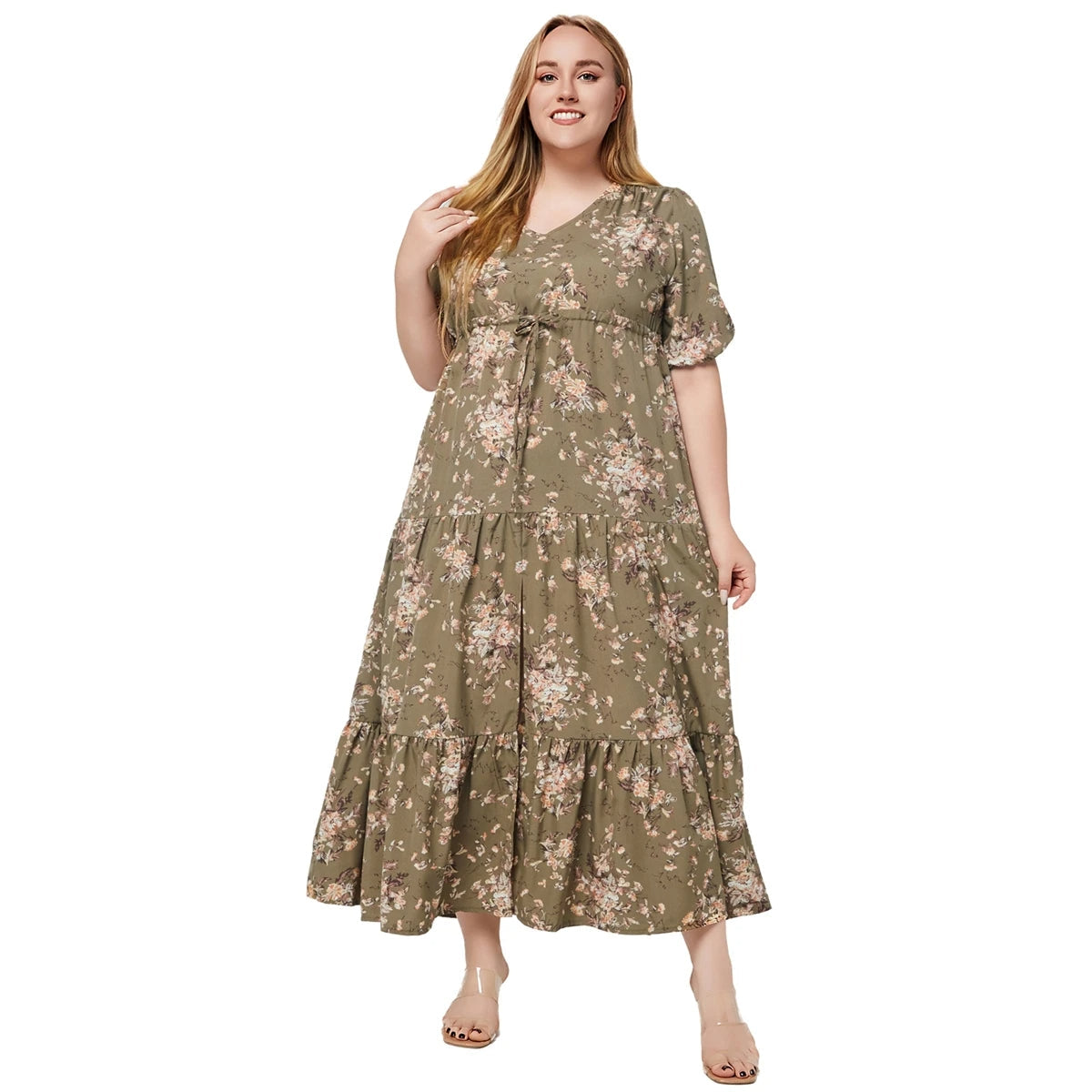 Frau in langem, grünem, geblümtem Kleid, Plus-Size-Mode, Sommerkleid, Freizeitkleidung.