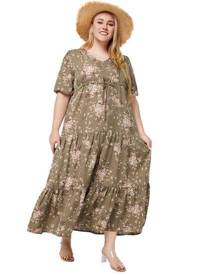 Frau im langen, grünen Blumenkleid mit Strohhut, Plus-Size-Mode, Sommerkleidung.