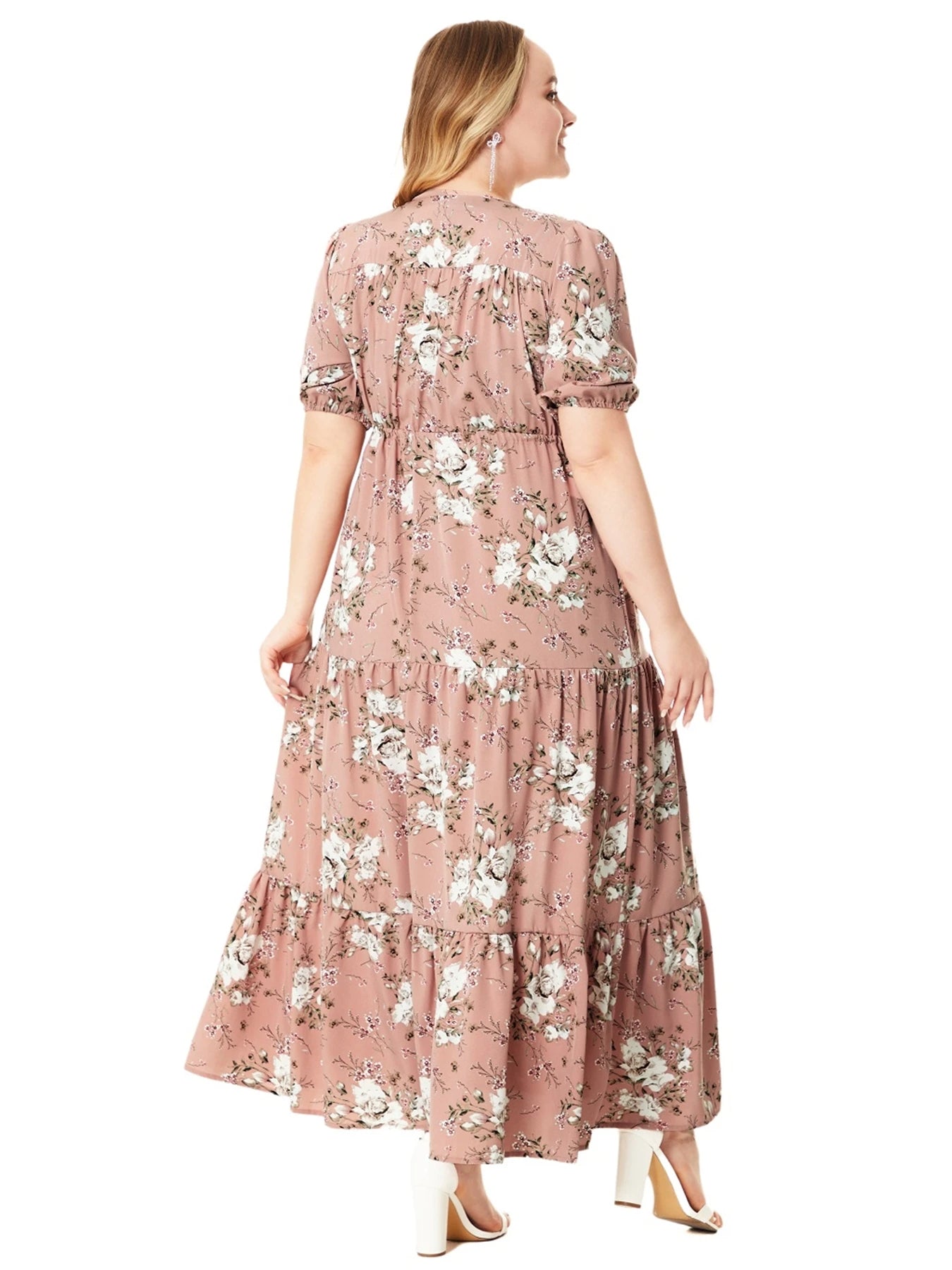 Frau in rosa Maxikleid mit Blumenmuster, Rückansicht, elegante Mode, Sommerkleidung.