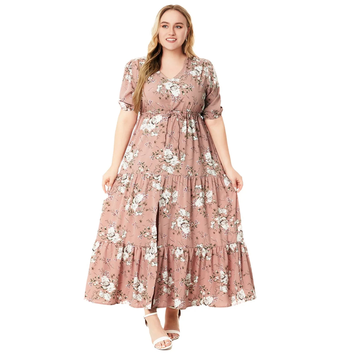 Frau in langem, rosafarbenem Blumenkleid, V-Ausschnitt, Sommermode, Plus-Size, elegant.