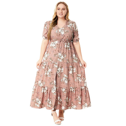 Frau in langem, rosafarbenem Blumenkleid, V-Ausschnitt, Sommermode, Plus-Size, elegant.