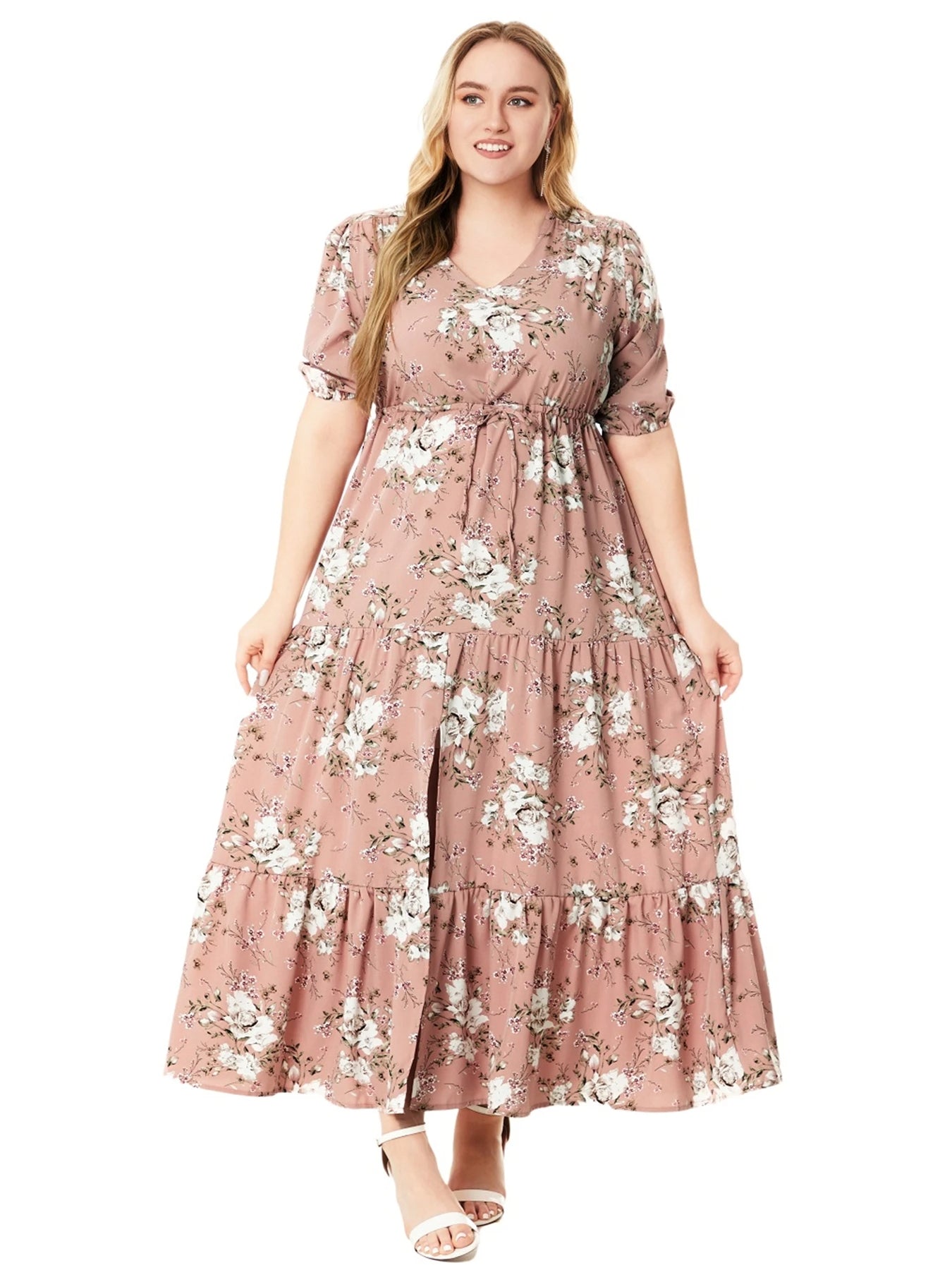 Frau im rosa geblümten Maxikleid, V-Ausschnitt, Plus-Size, Sommermode, lächelnd.