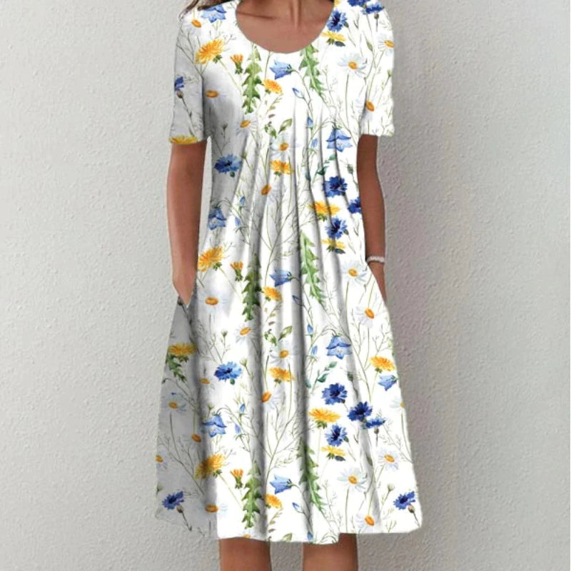 Frau in weißem Sommerkleid mit Blumenmuster, kurzärmelig, knielang, lässig, modisch.