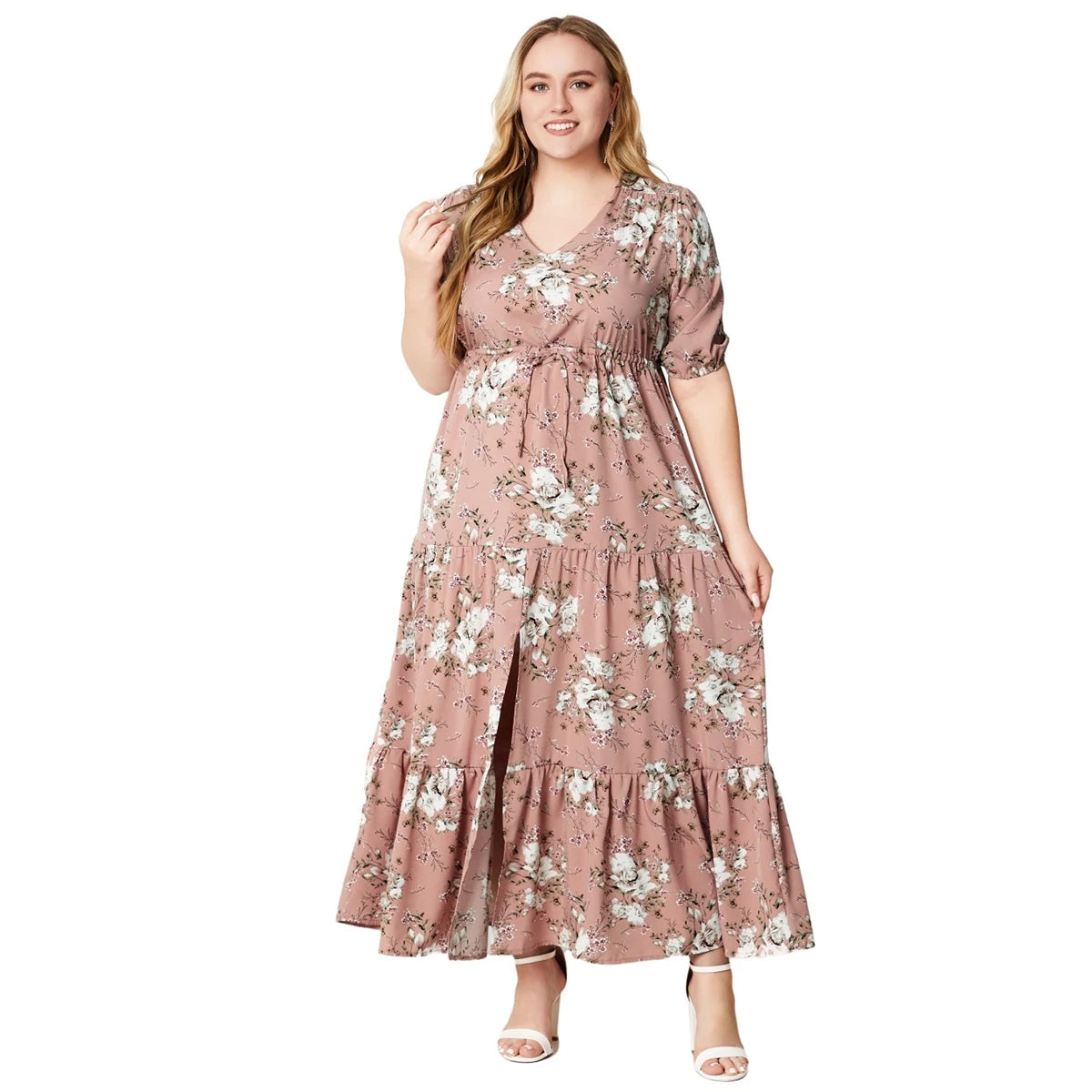 Frau im rosa geblümten Maxikleid, V-Ausschnitt, Plus-Size, Sommermode, elegant, bequem.