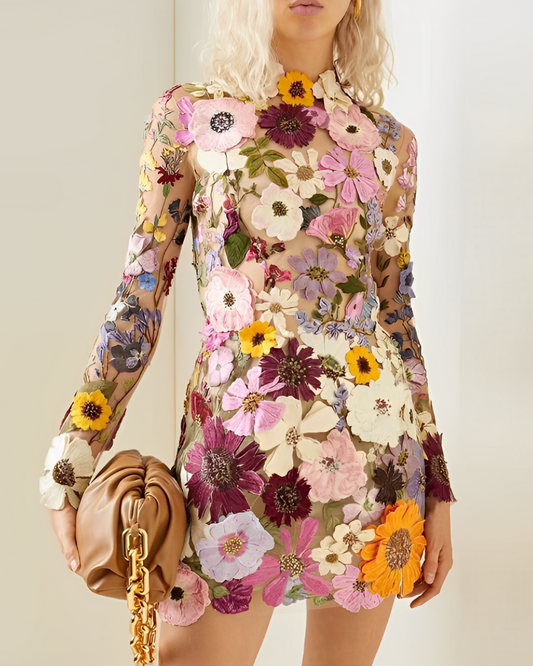 Frau in geblümtem Minikleid mit beiger Tasche, modisch, elegant, Blumenmuster, Party-Outfit.