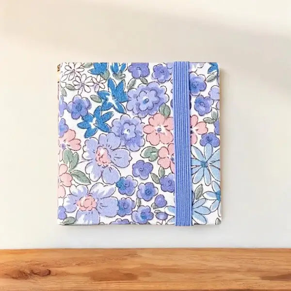 Blumenmuster Notizbuch mit Gummiband, lila und rosa, Hardcover, Schreibwaren, Geschenkidee.