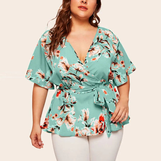 Damenbluse mit Blumenmuster, Wickeloptik, türkis, Kurzarm, Plus Size Mode.
