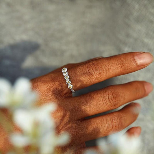 Silberring mit Diamanten auf Hand, eleganter Schmuck, Nahaufnahme, luxuriöses Accessoire.