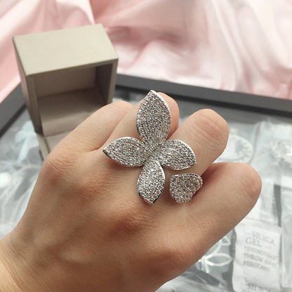 Silberner Blumenring mit Strasssteinen, eleganter Schmuck, Geschenkbox, Damenmode-Accessoire.