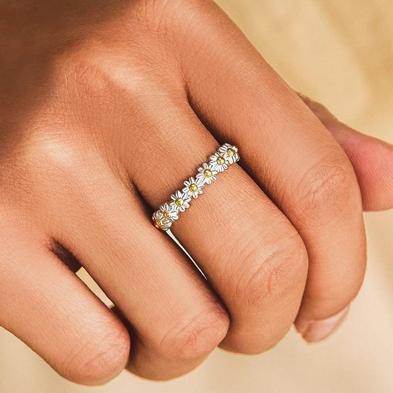Silberner Gänseblümchen-Ring auf Hand, Damen-Schmuck, Blumen-Design, modisch, elegant.