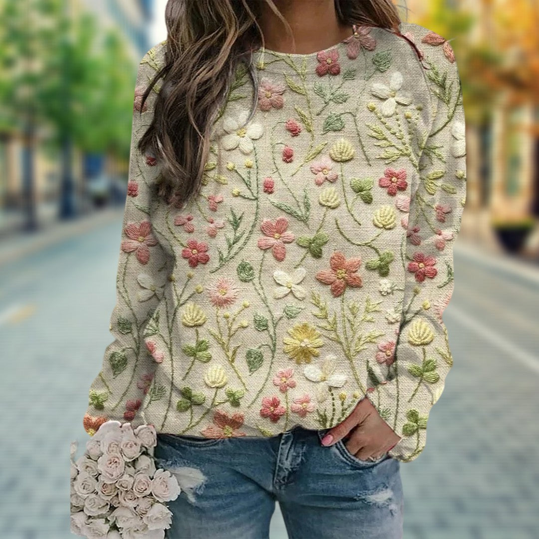 Frau in besticktem Blumenpullover, cremefarben, lässig, modisch, Straße, Jeans, Blumenstrauß.