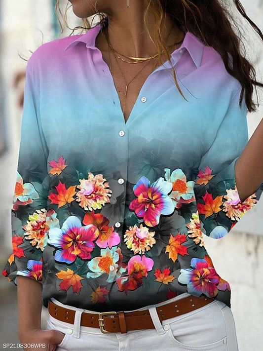Frau in bunter Blumenbluse, V-Ausschnitt, langärmlig, lässig, modisch, Herbstmode.