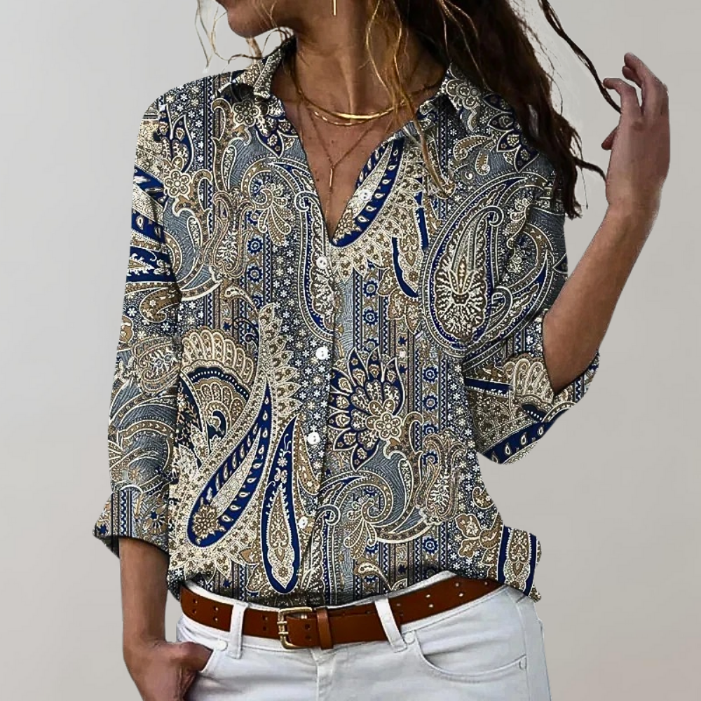 Frau in gemusterter Bluse, blau-grau Paisley-Design, lässig, modisch, eleganter Stil.