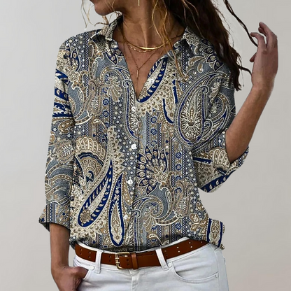 Frau in gemusterter Bluse, blau-grau Paisley-Design, lässig, modisch, eleganter Stil.