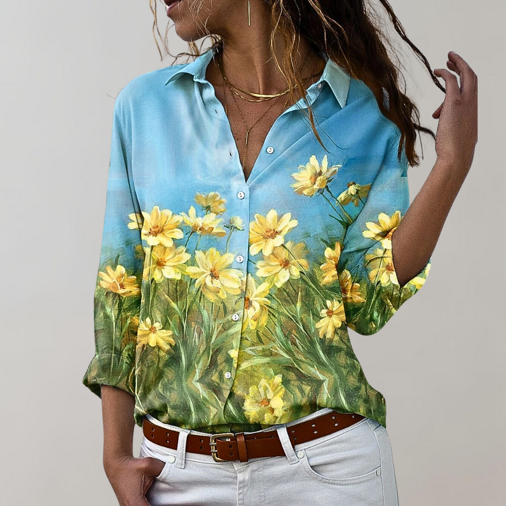 Frau in blauer Bluse mit gelbem Blumenmuster, lässig, modisch, Frühlingsmode.