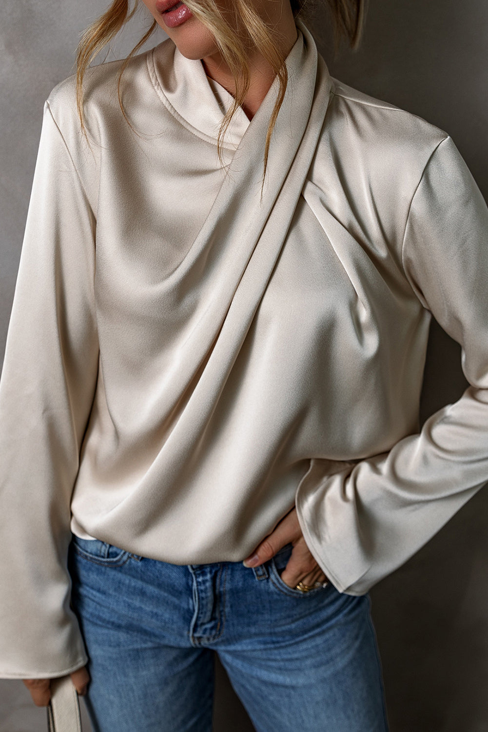 Frau in cremefarbener Satinbluse und blauer Jeans, elegante Mode, Damenbekleidung.